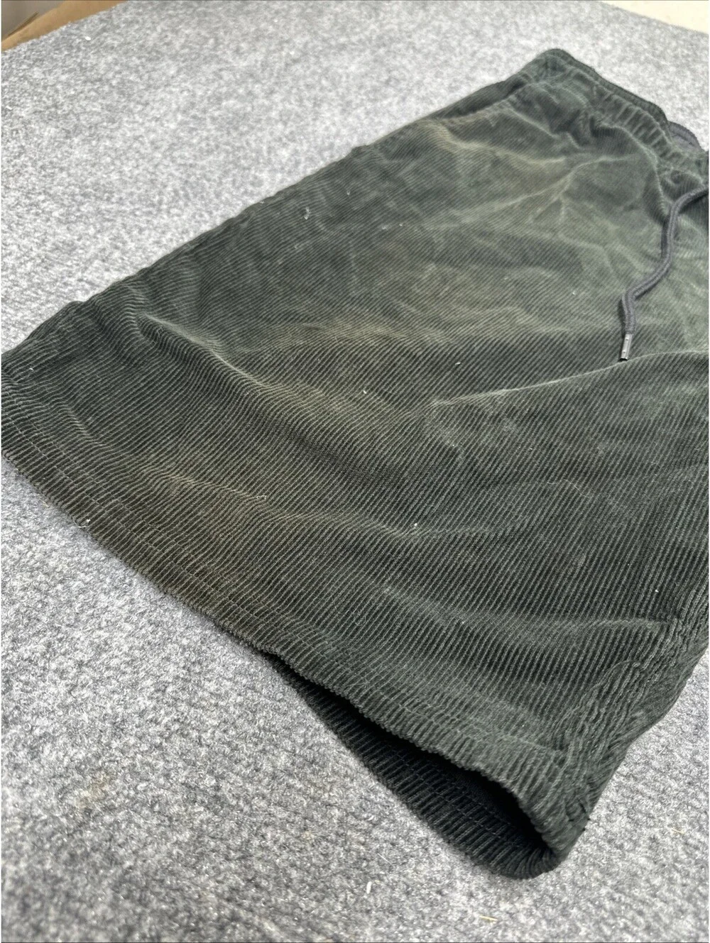Men’s Volcom Drawstring Dark  Green Corduroy Shorts Size XL (38 x 5)